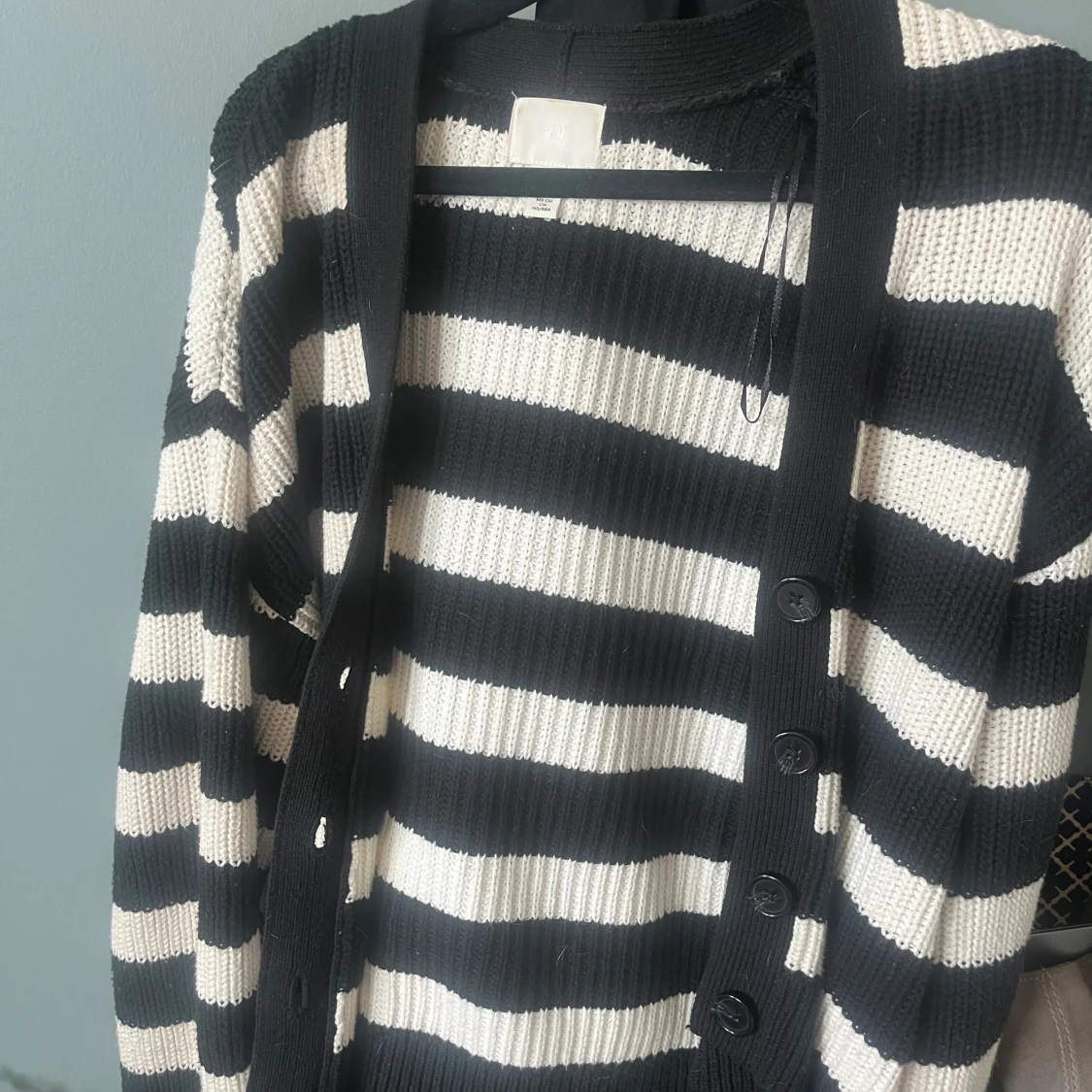 Randig svartvit kofta från H&M - 1