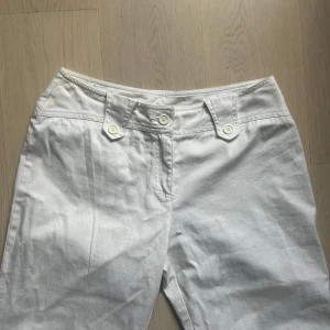 Lågmidjade byxor - Superfina vita lågmidjade byxor!! De sitter väldigt bra och jag skulle säga att de är flared/bootcut. Kom privat för måtten💗