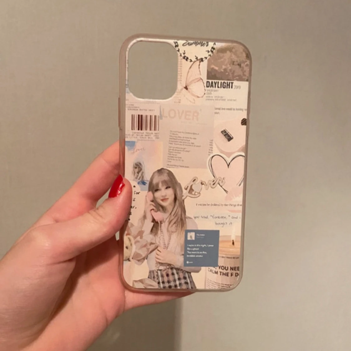 Beige collage-inspirerat mobilskal