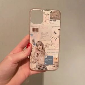 Beige collage-inspirerat mobilskal - Snyggt mobilskal med collage-motiv i beige och ljusa toner. Skalet har bilder, texter och hjärtan i en trendig estetik. Passar perfekt till dig som är en stor swifte och som gillar en personlig och kreativ look på mobilen. Den passar till iphone 11