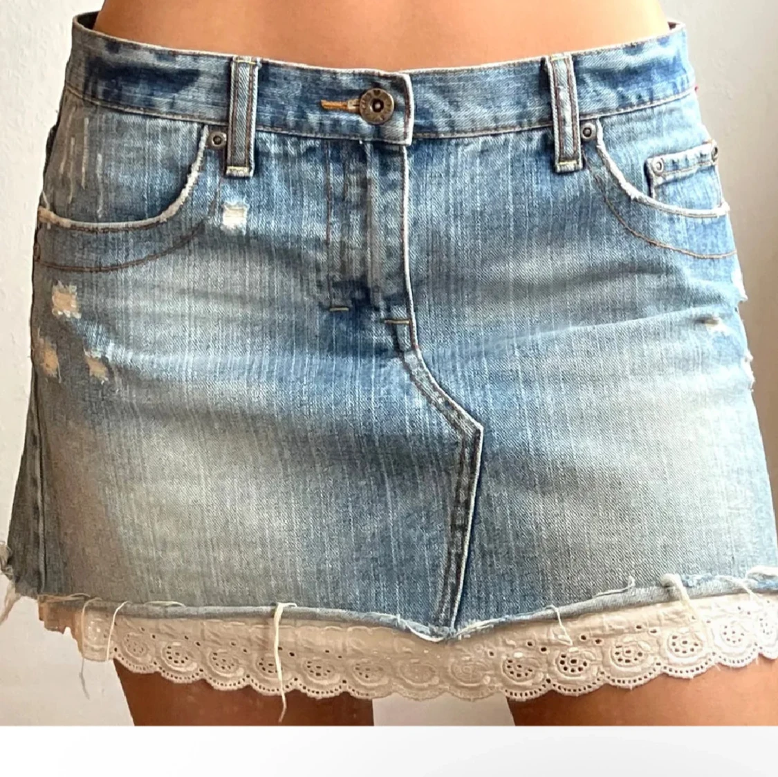 Jeanskjol med spetskant 