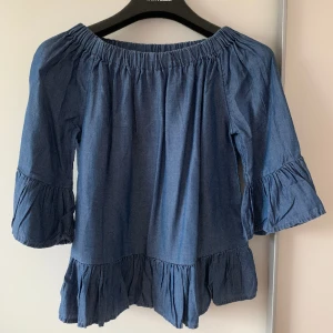 Off-shoulder topp - Off-shoulder topp i jeansmaterial säljes 🌸 skrynklig på sista två bilder men kommer stryka innan postar. Helt okej att komma med prisförslag 