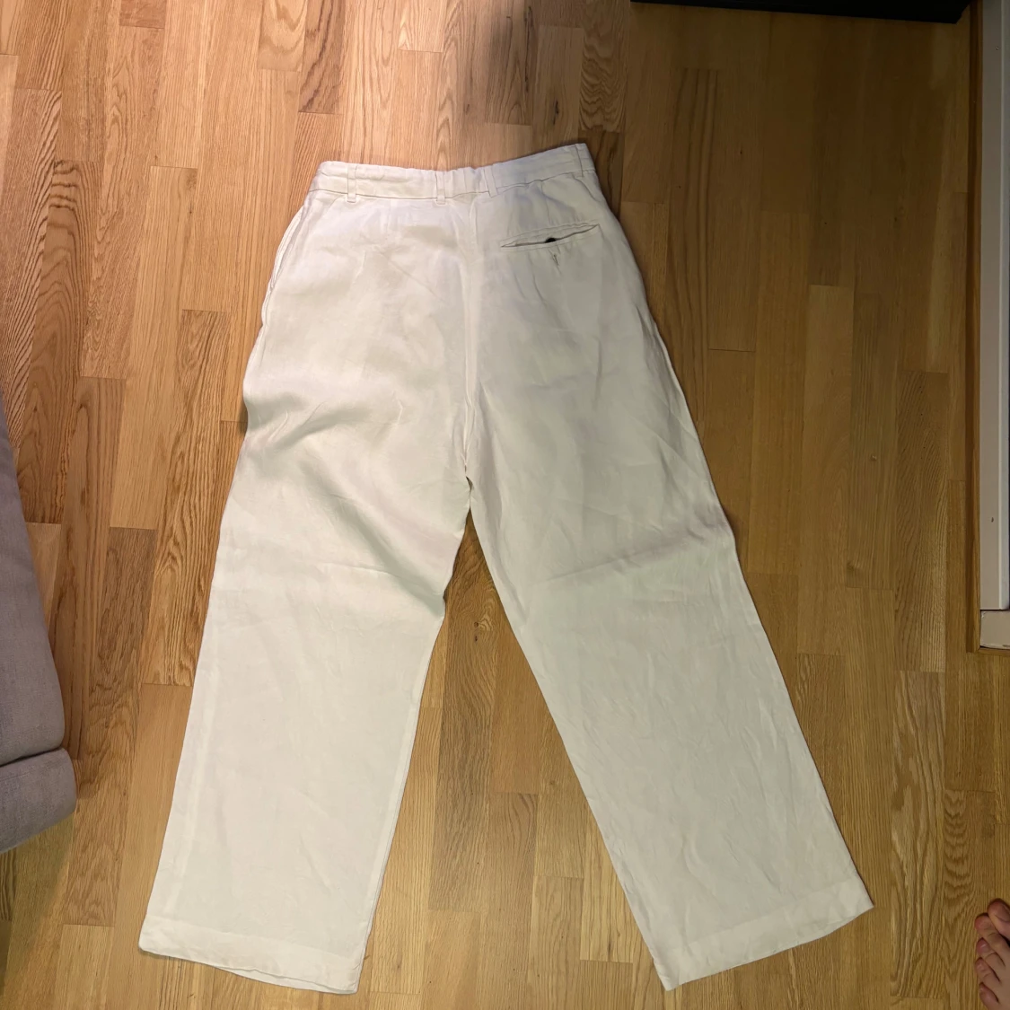 Vita linnebyxor från Weekday, wide fit storlek:46 - 3