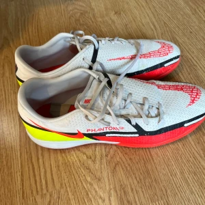 Fotbollsskor  - Säljer för att de inte passar längre