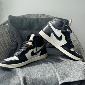 Nike Air Jordan 1 svart/vit high - Säljer ett par Nike Air Jordan 1 high i svart och vit. Storlek 42. Priset är något förhandlingsbart.