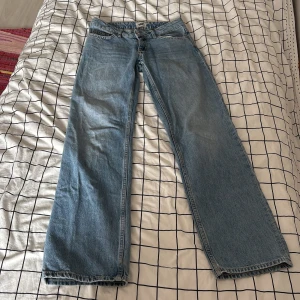 Ljusblå raka jeans från 157 - Säljer ett par ljusblå jeans från 157 med klassisk femficksdesign och raka ben. Jeansen har lågmidja och är tillverkade i mjukt denimtyg. Perfekta för en avslappnad och stilren look. Säljer då dem är för små för mig. 