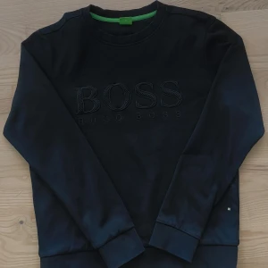Hugo Boss - Säljer en riktigt snygg Hugo Boss sweatshirt i slim fit ✅ Storleken passar för S/XS ♣️ Skicka DM för fler frågor 🔥 / Mvh