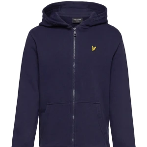 Marinblå hoodie från Lyle & Scott - Snygg marinblå hoodie från Lyle & Scott med dragkedja och huva. Tröjan har inga defekter och är i fint skick.