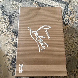 Christian Louboutin svarta sneakers  - Säljer dessa exklusiva Christian Louboutin Louis Spikes-sneakers i helsvart – en ikonisk modell med en brutal men stilren design. Perfekta för dig som vill kombinera lyx med edge. Skorna passar lika bra till streetwear som till en mer uppklädd stil.  Tillverkade i högkvalitativa material och prydda med ton-i-ton spikes – ett riktigt statement piece.  ✅ Storlek: 42 ✅ Färg: Helsvart (inkl. svarta spikes) ✅ Skick: Mycket bra – sparsamt använda ✅ Pris: 1700  ✅ Frakt: 1–2 dagar 🚚