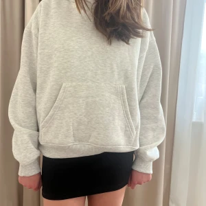 Vår modell ”Alice” - Svart lågmidjad tajt kjol! Denna modell kallar vi för Alice och är väldigt fin nu till sommaren! (Hoodien som modellen bär säljer vi även och den modellen heter ”Stella”)