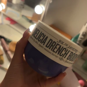 Sol de Janeiro Delicia Drench Body Cream - Fuktgivande body cream från Sol de Janeiro i en snygg lila burk med vit lock. Krämen är rik och krämig, perfekt för att återfukta torr hud och stärka hudens fuktbarriär. Doftar fräscht och känns lyxig på huden. Använt få tal gånger, är nästan full. Säljer pg av att den inte kommer till användning där jag använder andra produkter. Kostar 579, säljer för 250.