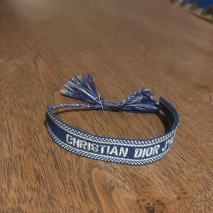 Blått armband Christian Dior  - Snyggt blått armband från Christian Dior för en billig peng. Kontakta mig vid frågor!🤝