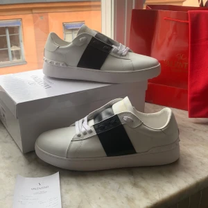Valentino Opens - Nu är dessa sjukt fräscha Valentina Open till salu. De är i rent nyskick, helt perfekta nu till svenska sommaren! De är självklart Äkta med kvitto som tydligt äktighetsbevis tveka inte att skriva vid minsta fundering!!