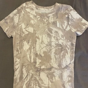 Camo t-shirt från Hollister - Säöjer denna snygga beiga camp tröjan från Hollisyer som jag köpt i NYC. Säljer då den inte kom till användning. Pris kan diskuteras, skriv om ki vill ha fler bilder💕💕💕