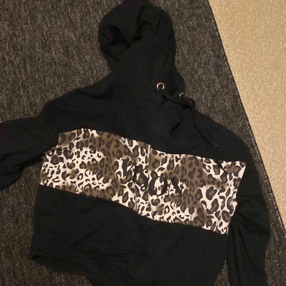 Svart hoodie med leopardmönster