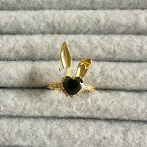 Bunny ring  - Ringen är aldrig använd och 100 % rost- och nickelfri. Den är justerbar och passar därför alla! Hör gärna av dig om du har några frågor ☺️ 