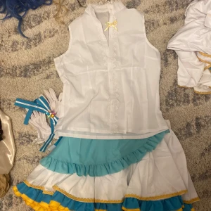 Cosplay - Denna är flera år gammal och har helt glömt bort vilken karaktär det var, den måste tvättas innan jag skickar som man ser är den lite smutsig! Det tillkommer massor av saker och den har jättebra kvalite skulle jac säga och det är hål i tummarna på handskarna för att kunna använda mobilen💞skicka om du har flera frågor!