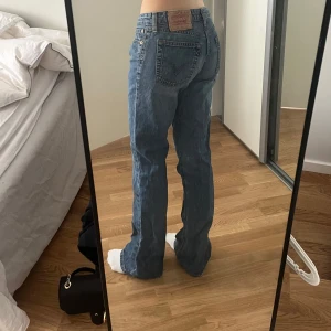 Levis raka jeans - Snygga Levis jeans med låg midja och raka ben, storlek 29/34,  säljer då de är för baggy för mig 😇 Jag är 165 cm för referens, de har lite slitet vid slutet av benen/vid skorna då de varit för långa för mig (se bild)