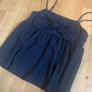 Mörkblå söt topp - En superfin mörkblå topp från kappahl med en rosett,storlek 158/164. Hör av dig om fler bilder,frågor eller priset🩷🩷