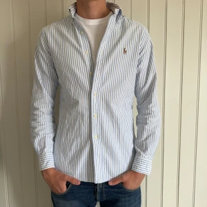 Ralph Lauren Skjorta  - En riktigt snygg randig Ralph Lauren skjorta slim fit, perfekt till sommaren☀️Skick 9/10. Storlek S, men passar även M tycker jag. Vid frågor och funderingar hör gärna av er!🙌