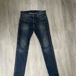 Replay anbass jeans  - Tja säljer nu dessa marinblåa jeansen ifrån Replay i storlek 31/34 för endast 249kr! Har små defekter men riktigt fin fortfarande. Priset är ej hugget i sten! Skriv i dm vid funderingar🙌