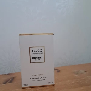 Chanel Coco Mademoiselle L'Eau Privée 100ml - Exklusiv parfym från Chanel, Coco Mademoiselle L'Eau Privée. Flaskan är frostad i glas med en elegant, ljusrosa vätska och en lyxig transparent kork. Förpackningen är vit med guldiga detaljer och rymmer 100 ml. En ikonisk doft med sofistikerad känsla.