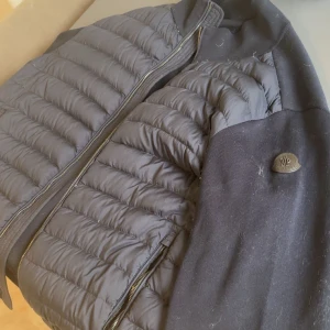 Svart cardigan jacka från Moncler XXL - Använd Max 2 gånger passar xl och xxl. Ny pris 14.000kr