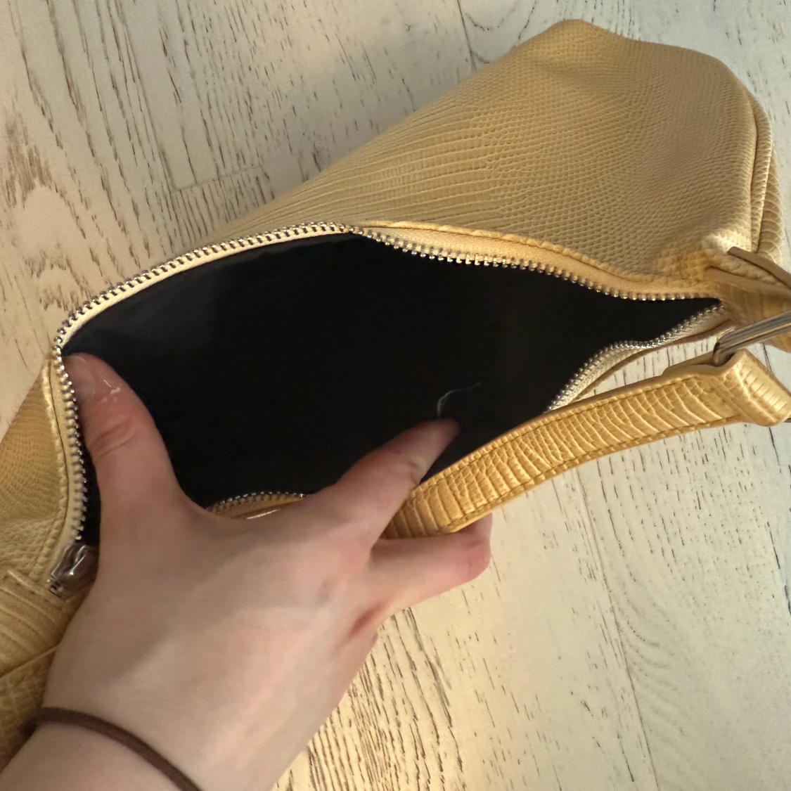 Gul axelväska med reptilmönster - 2