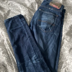 Ralph Lauren jeans  - Tja! Jag säljer ett par snygga mörkblåa jeans med sköna slitningar ifrån märket Ralph Lauren. De är i gott skick och storlek W30 L34. Om du har några frågor tveka inte på att höra av dig! 