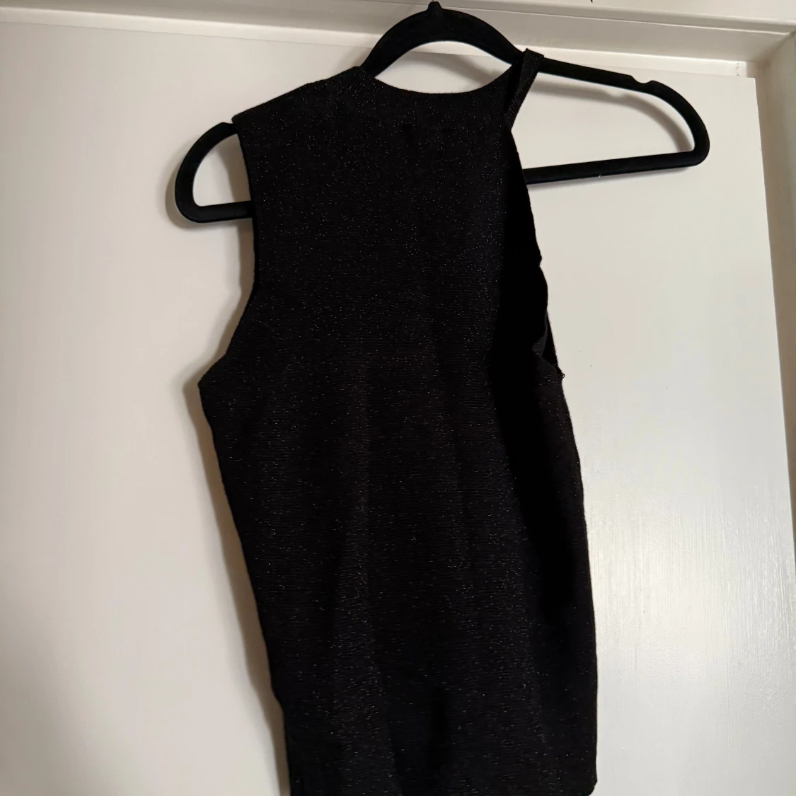 Svart glittrig ärmlös topp NA-KD - 1