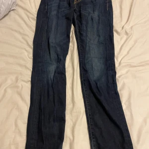 Levi's 511 mörkblå jeans W28 L32 - Säljer ett par Levi's 511 jeans i mörkblå då dem är för små 