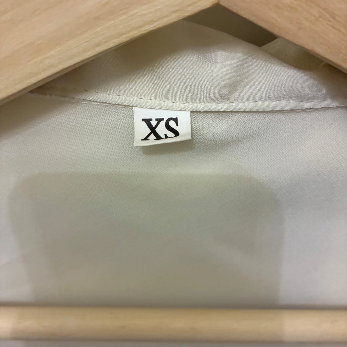 Champagnefärgad omlottopp i satin XS - 2