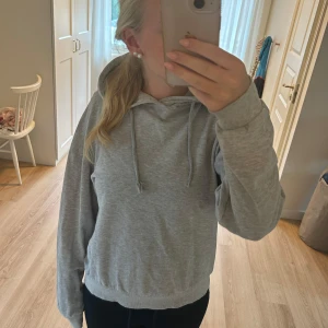 Grå hoodie med huva och snörning - En basic grå hoodie med huva och snörning som är lätt att matcha med precis allt💕