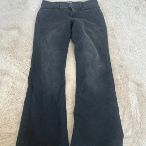 Svarta bootcut jeans från ONLY - Svarta jeans från ONLY med klassisk femficksdesign och bootcut-ben. Aldrig använda, utan prislapp. Jätte fint skick! Är i storlek S/30