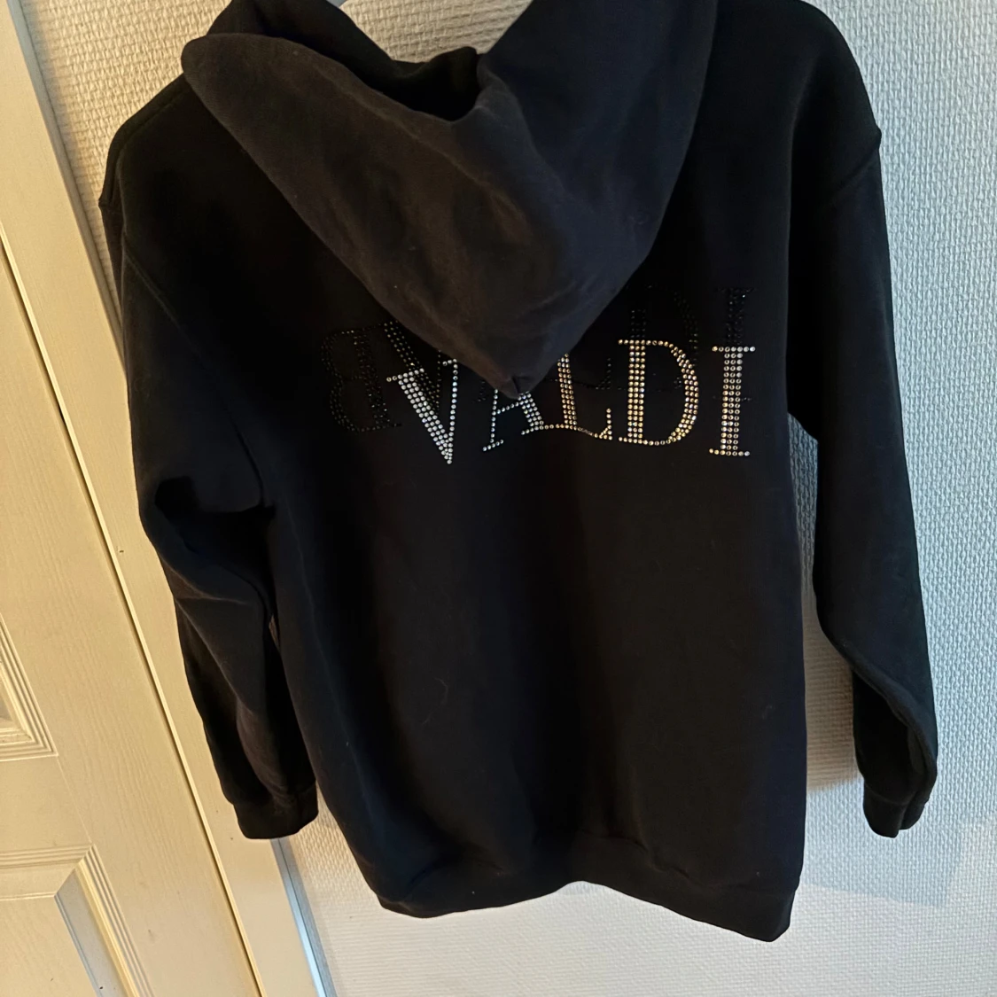 Svart hoodie från BValdi trendig 