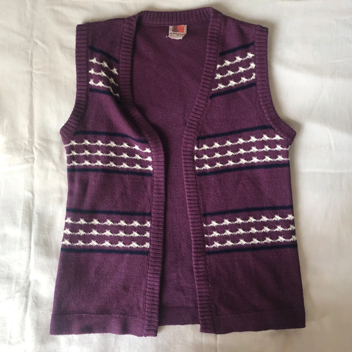 Stickad lila väst med mönster
