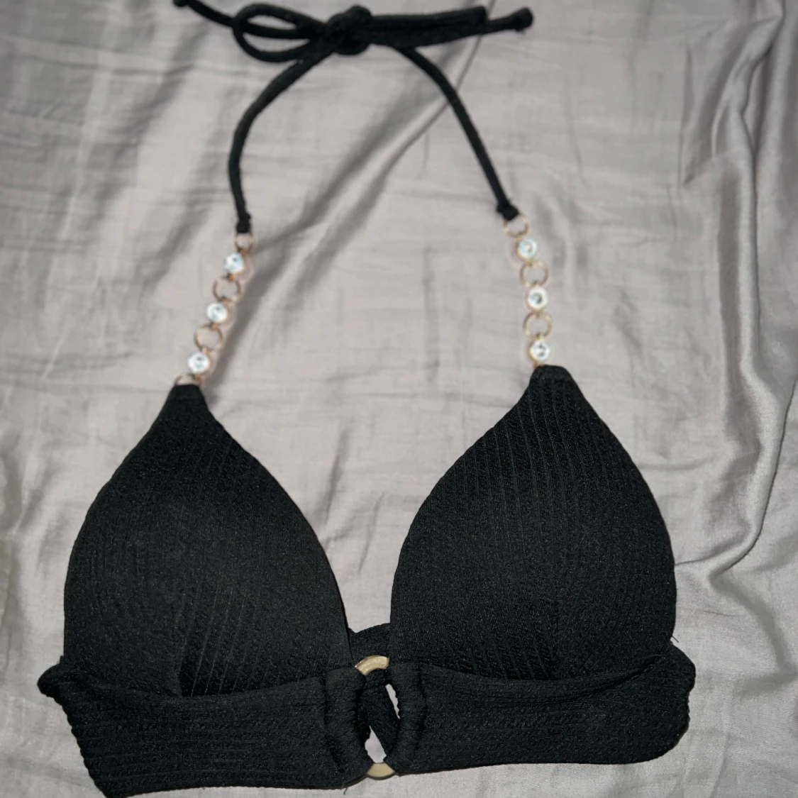 Svart ribbad bikiniöverdel med pärldetaljer