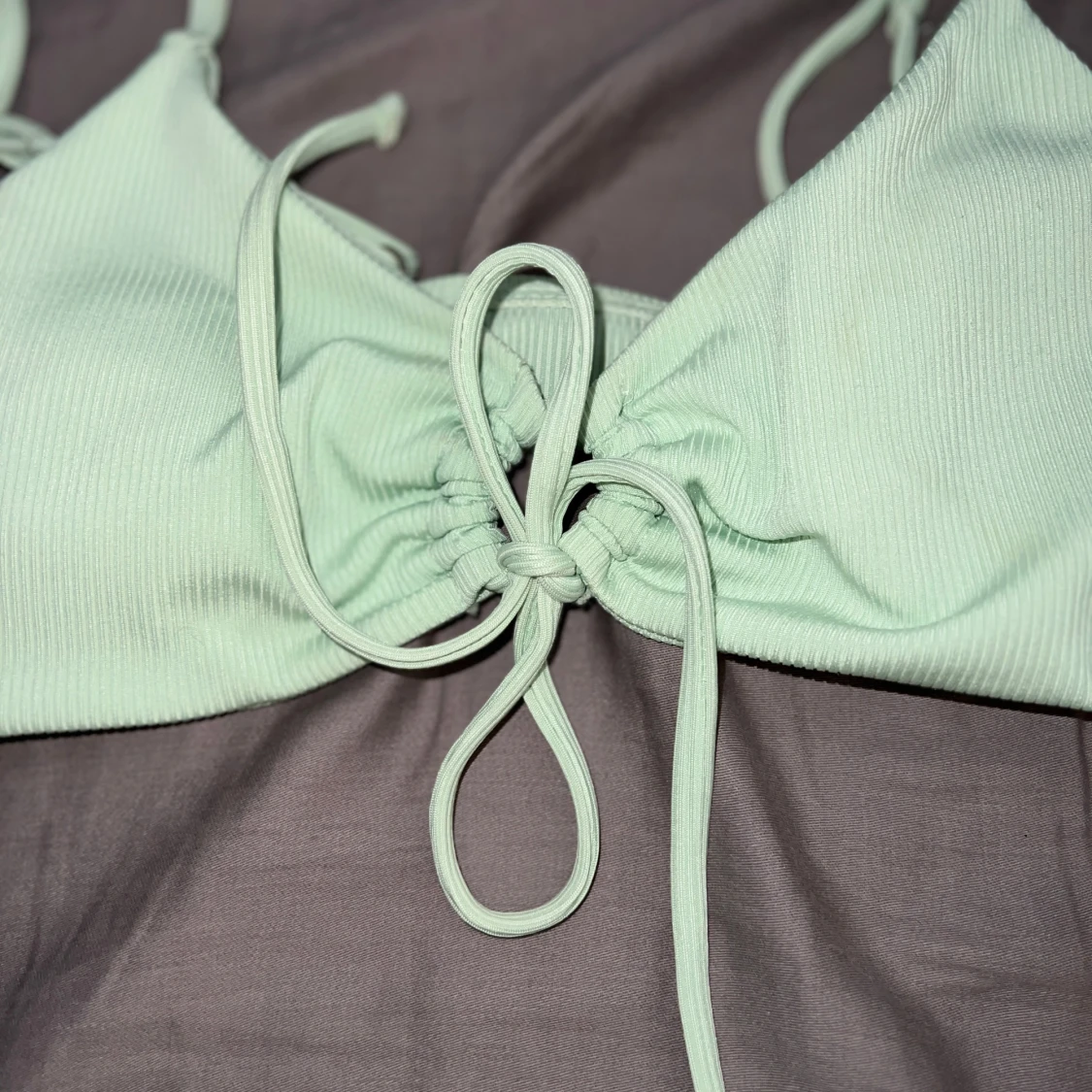 Mintgrön ribbad bikini med knyt - 1