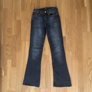 Mörkblå bootcut jeans från Only - Snygga mörkblå jeans från Only med bootcut passform. Storlek S/30. Jeansen är gjorda i ett stretchigt material och har en mellan/hög midja. Använda få gånger och i mycket bra skick!