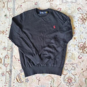 RALPH LAUREN STICKAD TRÖJA- svart  - Säljer denna stiliga stickade tröjan från Ralph Lauren I storlek s. Kontakta gärna vid intresse.