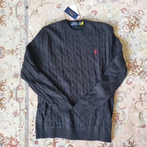 RALPH LAUREN KAPELSTICKAD TRÖJA- svart - Nu säljs denna asfeta Ralph Lauren i nyskick i storlek L. Kontakta gärna vid intresse. 