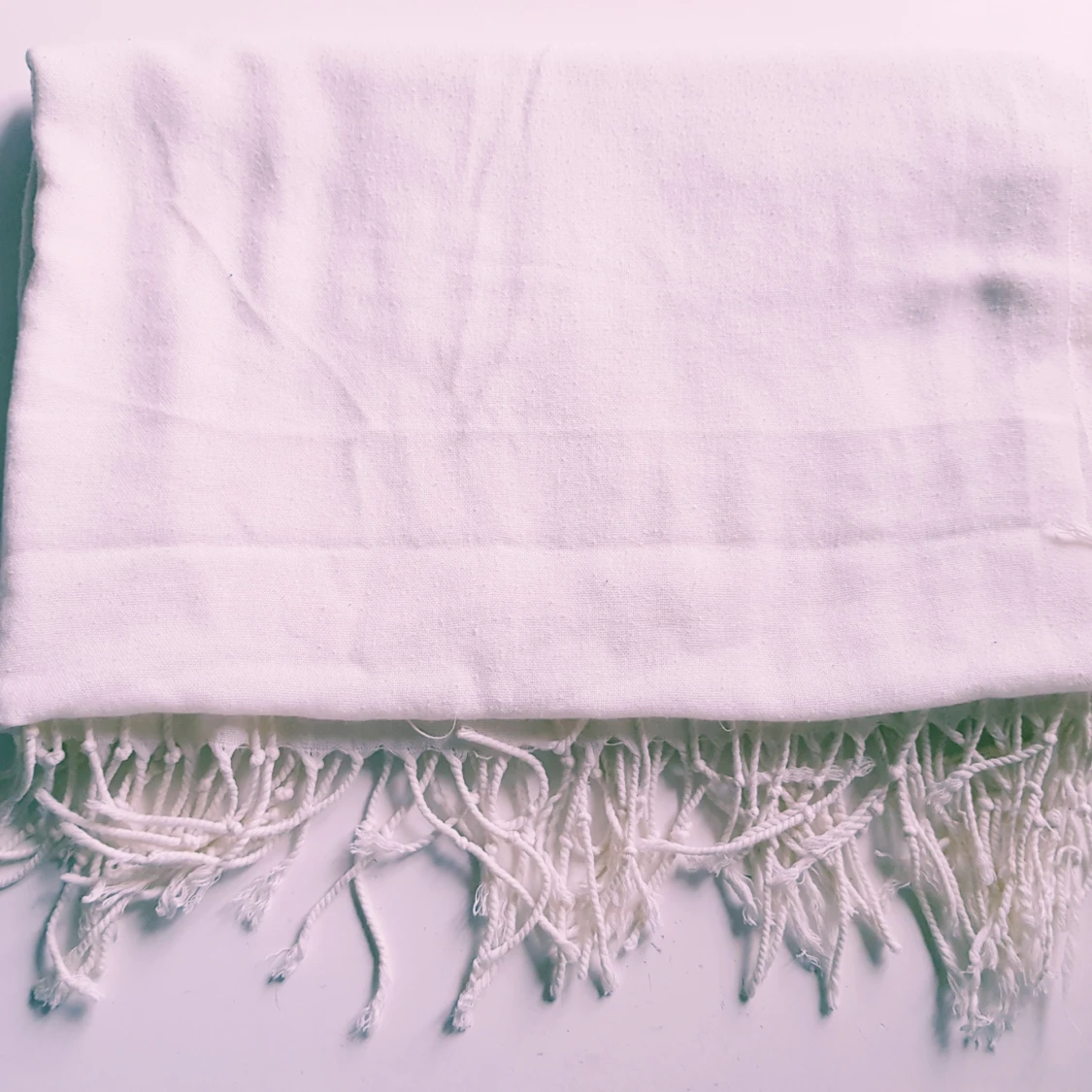 Vit halsduk med fransar