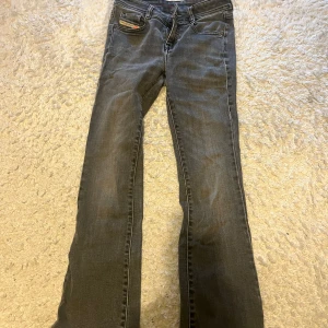 Grå bootcut jeans från Diesel - Säljer dessa gråa jeans från diesel!! W23 och L32 men de är lite uppsydda, säljer pga att de inte kommer till användning då de är lite korta på mig🥰Pris kan diskuteras!!
