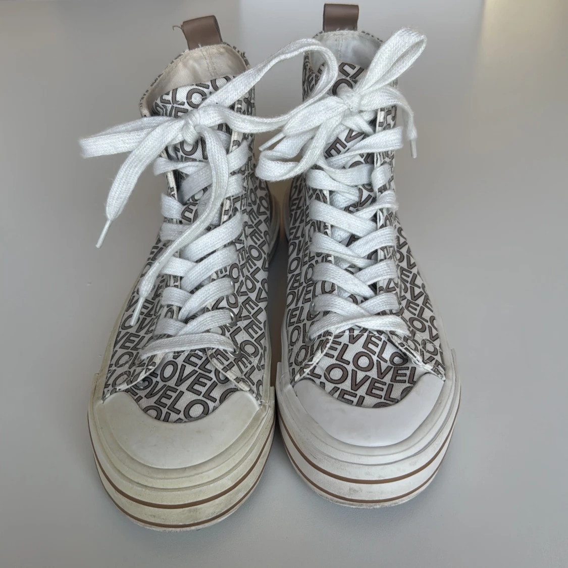 Vita sneakers med LOVE-print från Graceland