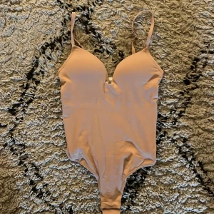 Beige body från H&M - Jättefin body som aldrig kommit till användning💕