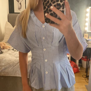 Skjort / Blus 🩷 - En fin skjort / blus i storlek s , med vidare armar och figur sydd i midjan. Priset går att diskutera‼️‼️‼️ 🩷Aldrig använt den❤️