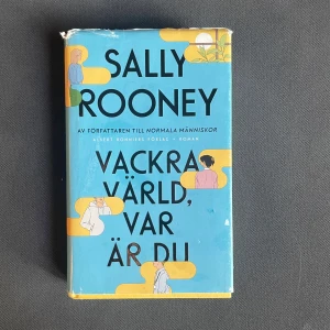 Vackra värld, var är du - En modern roman av Sally Rooney, känd för att skildra unga vuxnas relationer och känslor. Omslaget har en stilren design med illustrationer av människor och färgglada detaljer. Perfekt för dig som gillar samtida berättelser om livet, vänskap och kärlek.