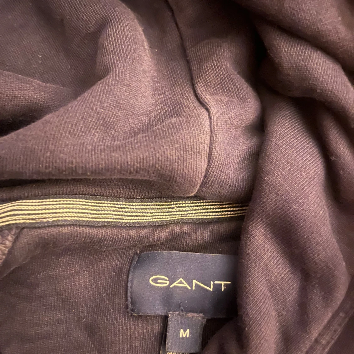 Mörblå hoodie från GANT med logga - 1