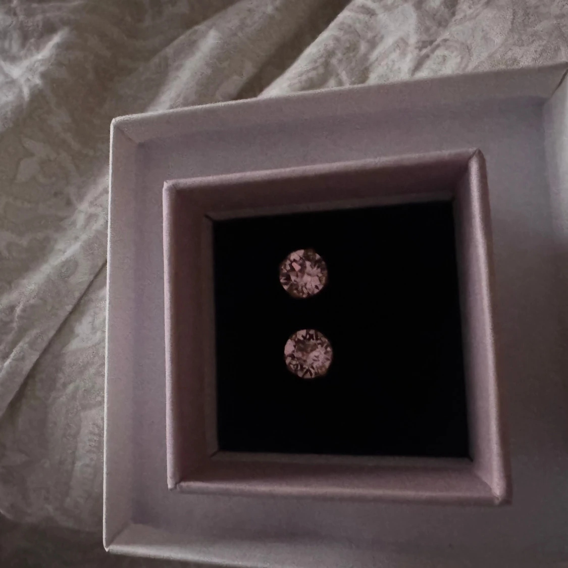 Glittriga örhängen med rosa stenar