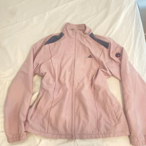 Adidas windbreaker - Tror inte den säljs längre. Ser helt ny ut köpte av en person på vinted men den passar inte min stil längre. 